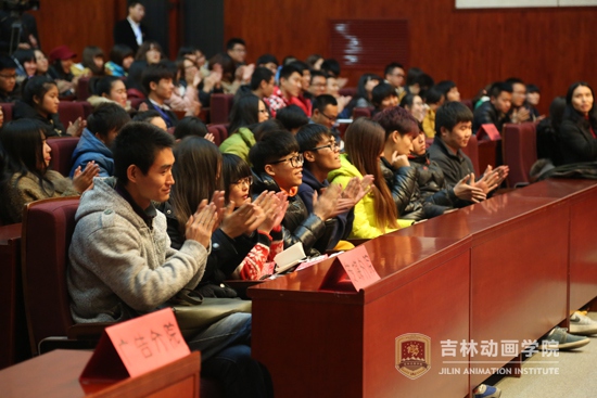 (4)同学对巩英春教授的讲座热烈鼓掌.jpg