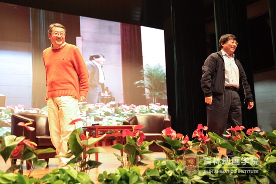 10-两位老师与学生互动.jpg