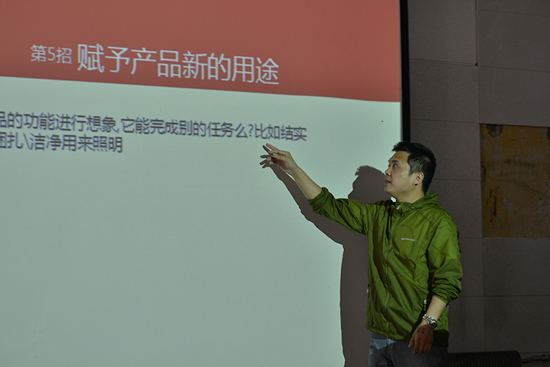 22董洪峰老师为学生们归纳总结参赛作品创作方法.jpg