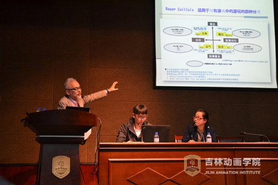 (2)川村顺一教授正在为学生们做“游戏内容方面的交互体验及推广”的讲座.jpg