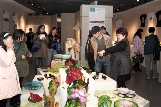 参观设计学院学生作品展.jpg