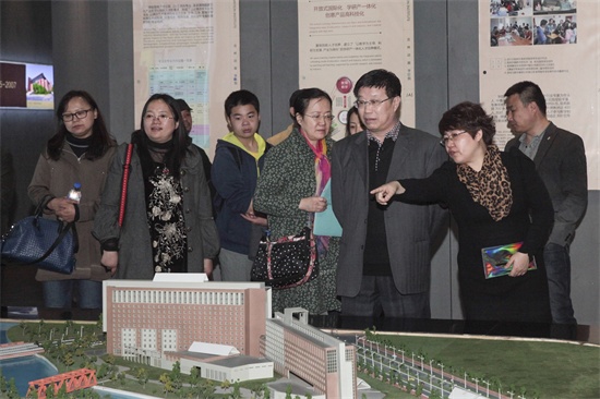 参观校史馆.jpg