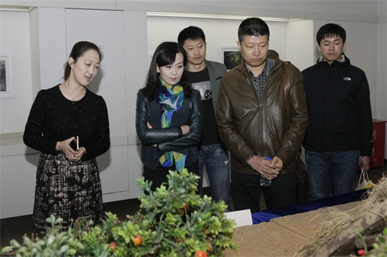 3北方妇女儿童出版社师晓辉主编、佟子华副主编一行在我院定格动画作品场景前驻足观看.jpg