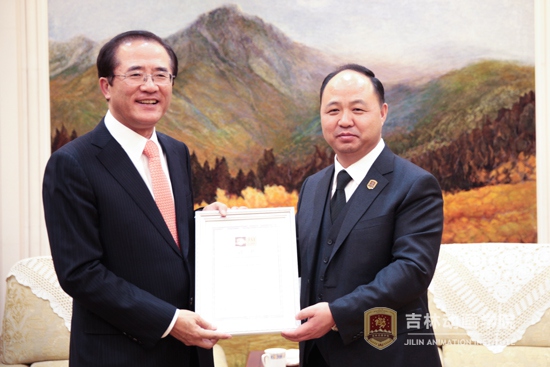 4董事长郑立国为韩国文化产业振兴院院长洪相杓颁发客座教授聘书.jpg