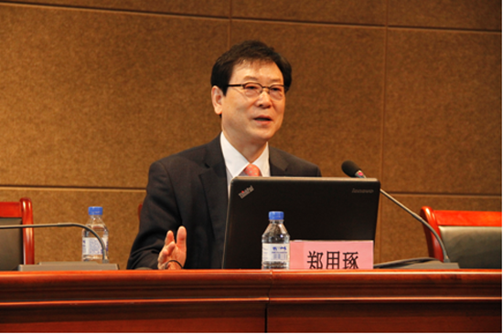 郑教授在进行精彩演讲1.png